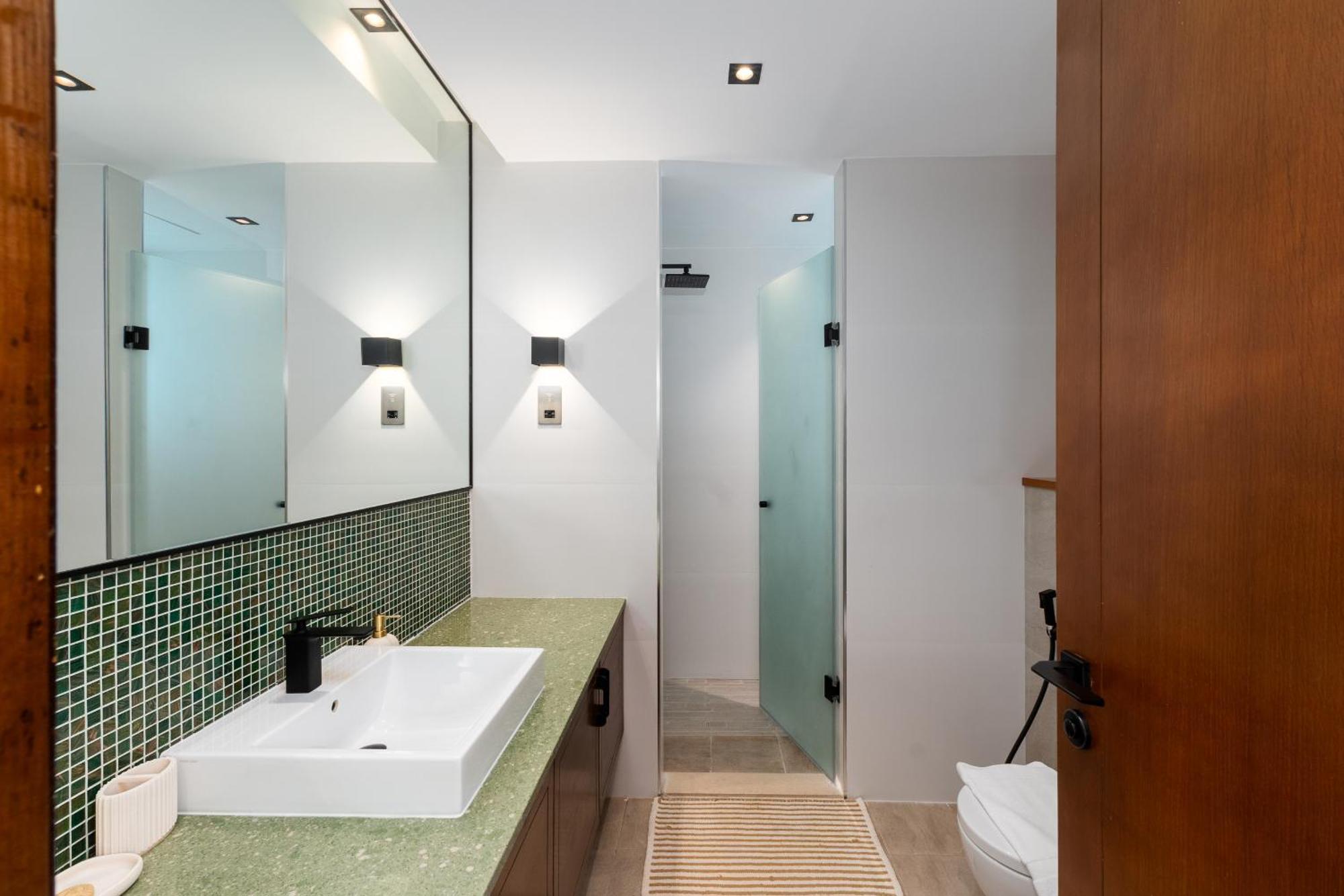 Marina 4, Palm Jumeirah - Mint Apartment Dubai
