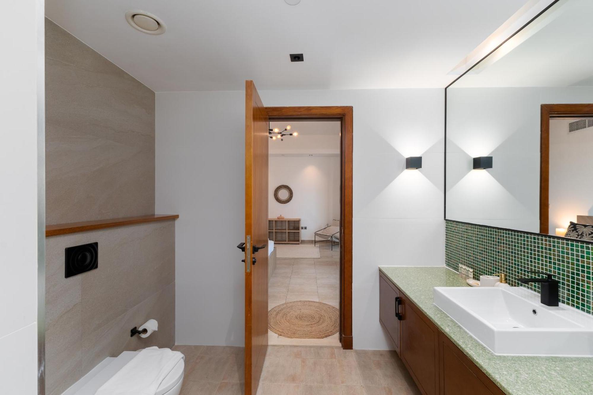 Marina 4, Palm Jumeirah - Mint * Dubai